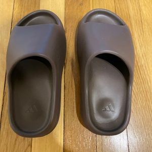 Yeezy Slides Size Youth 4